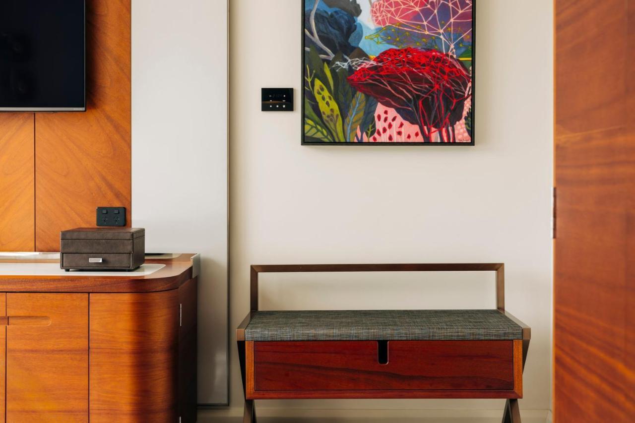 The Tasman, A Luxury Collection Hotel, 호바트 외부 사진 A bench in a hotel room