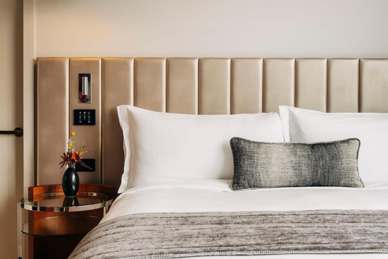 The Tasman, A Luxury Collection Hotel, 호바트 외부 사진 A bed with a throw pillow