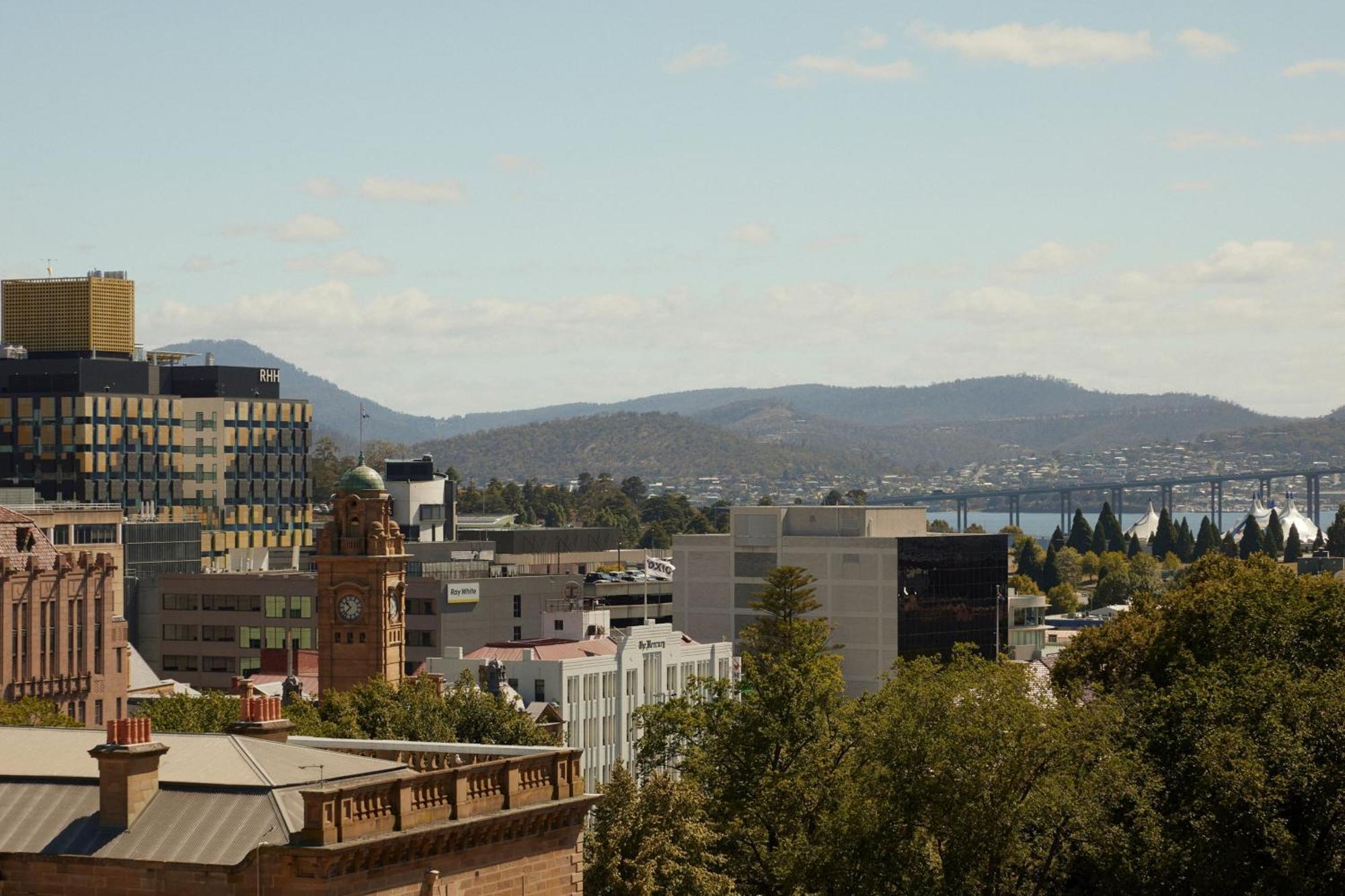 The Tasman, A Luxury Collection Hotel, 호바트 외부 사진 View of Hobart from the north