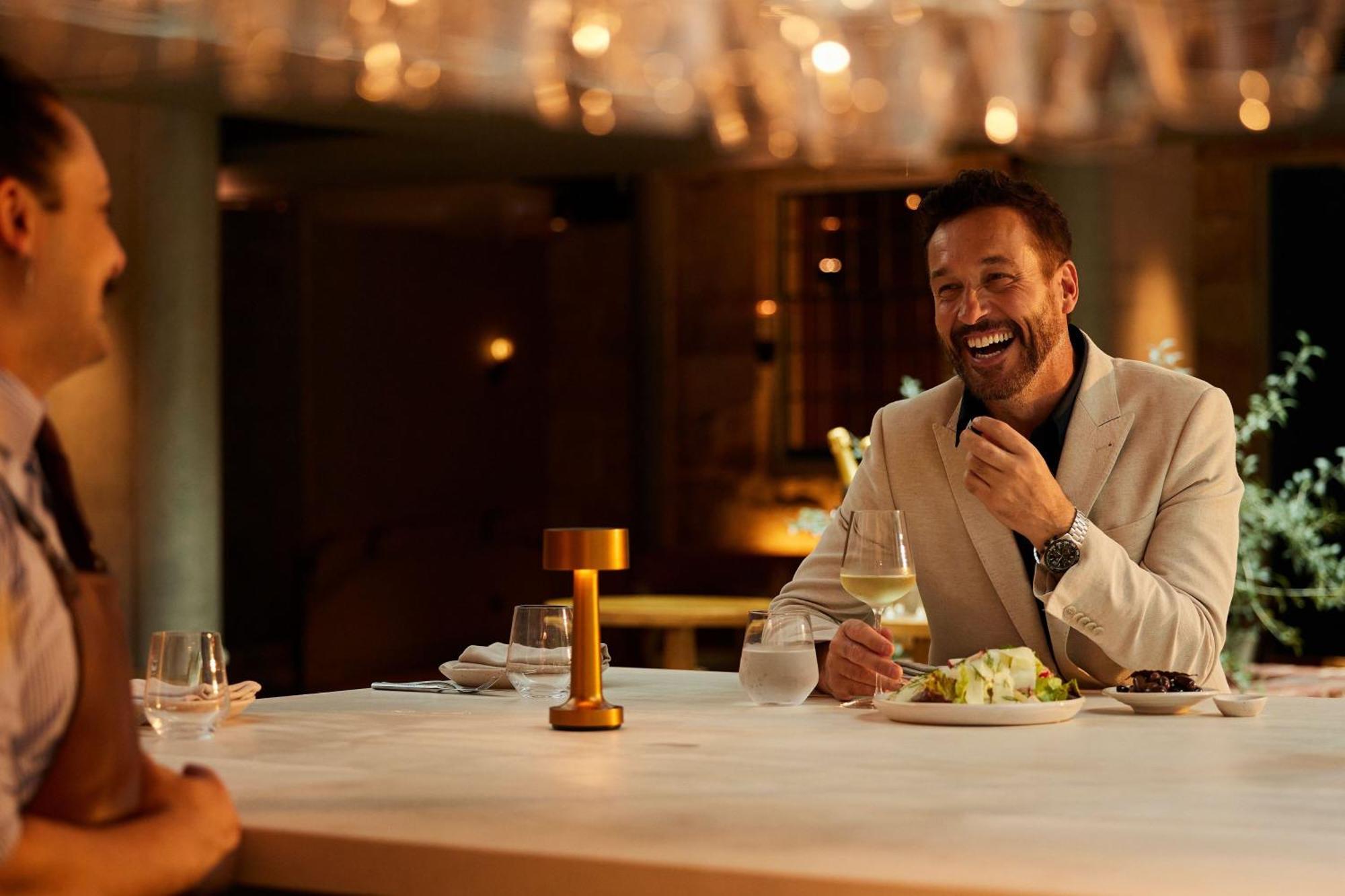 The Tasman, A Luxury Collection Hotel, 호바트 외부 사진 A man dining at a restaurant